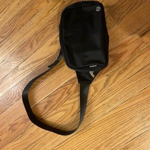 Lululemon belt bag. Used twice. Excellent condition.
